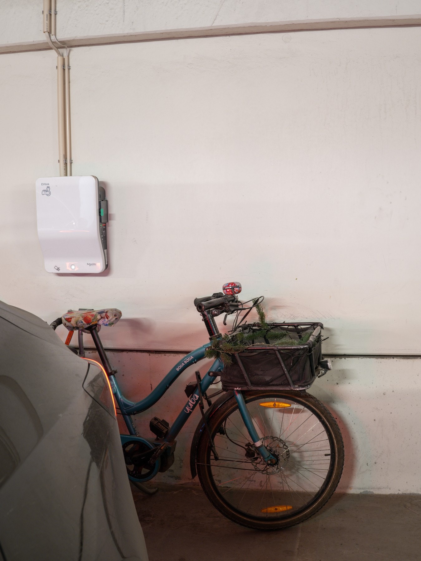 Plass til sykkel, ellers sykkelparkering utendørs. Galleribilde