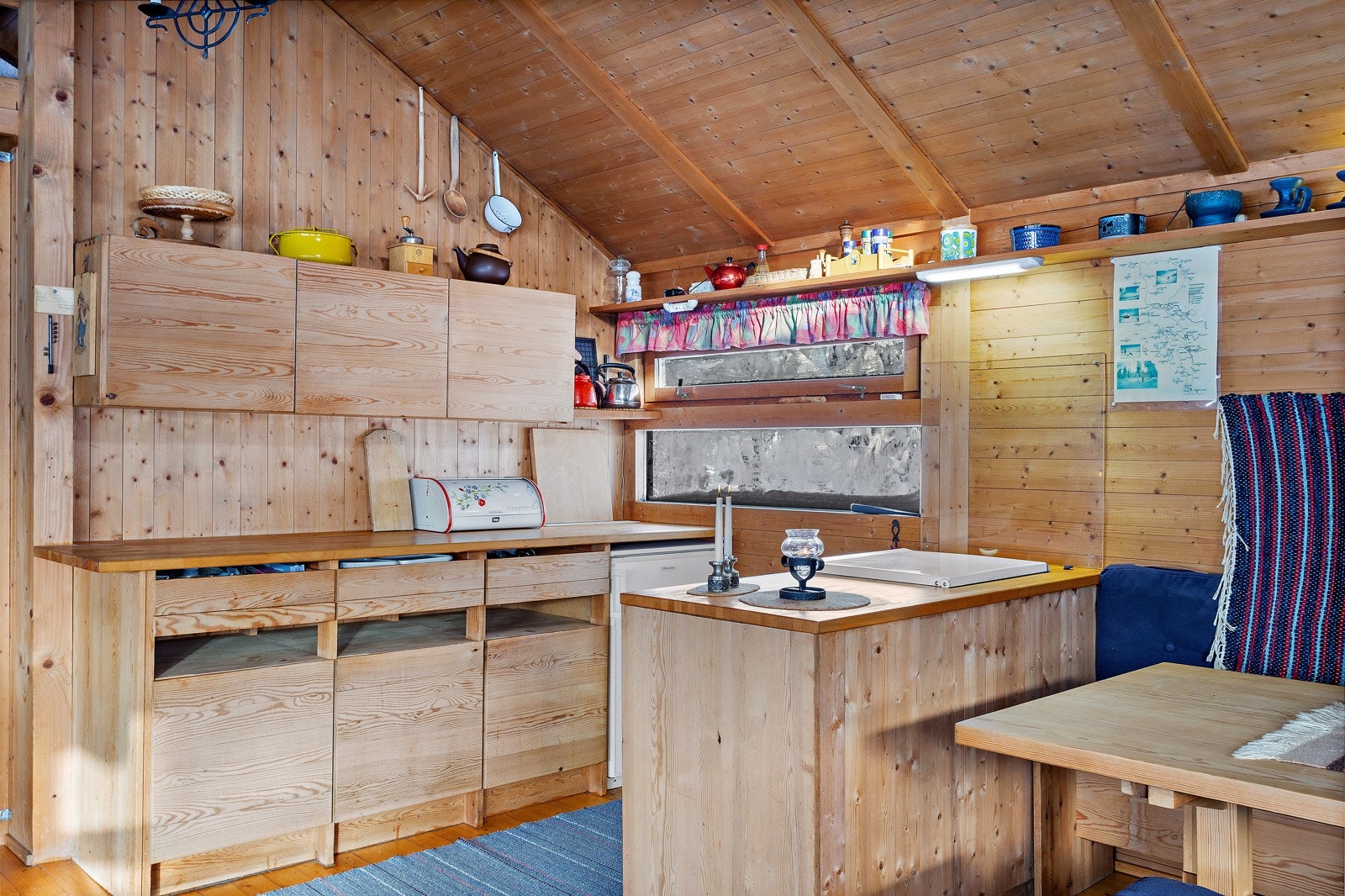 På kjøkken er det gode arbeidsflater, samt komfyr med steketopp (gass) Galleribilde