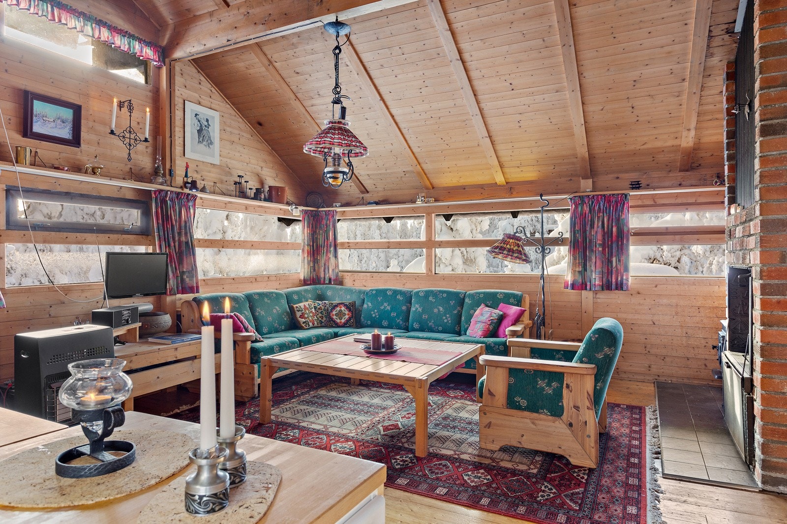 Kjøkken og stue i åpen løsning med plass til både spisebord og sofagruppe. Galleribilde