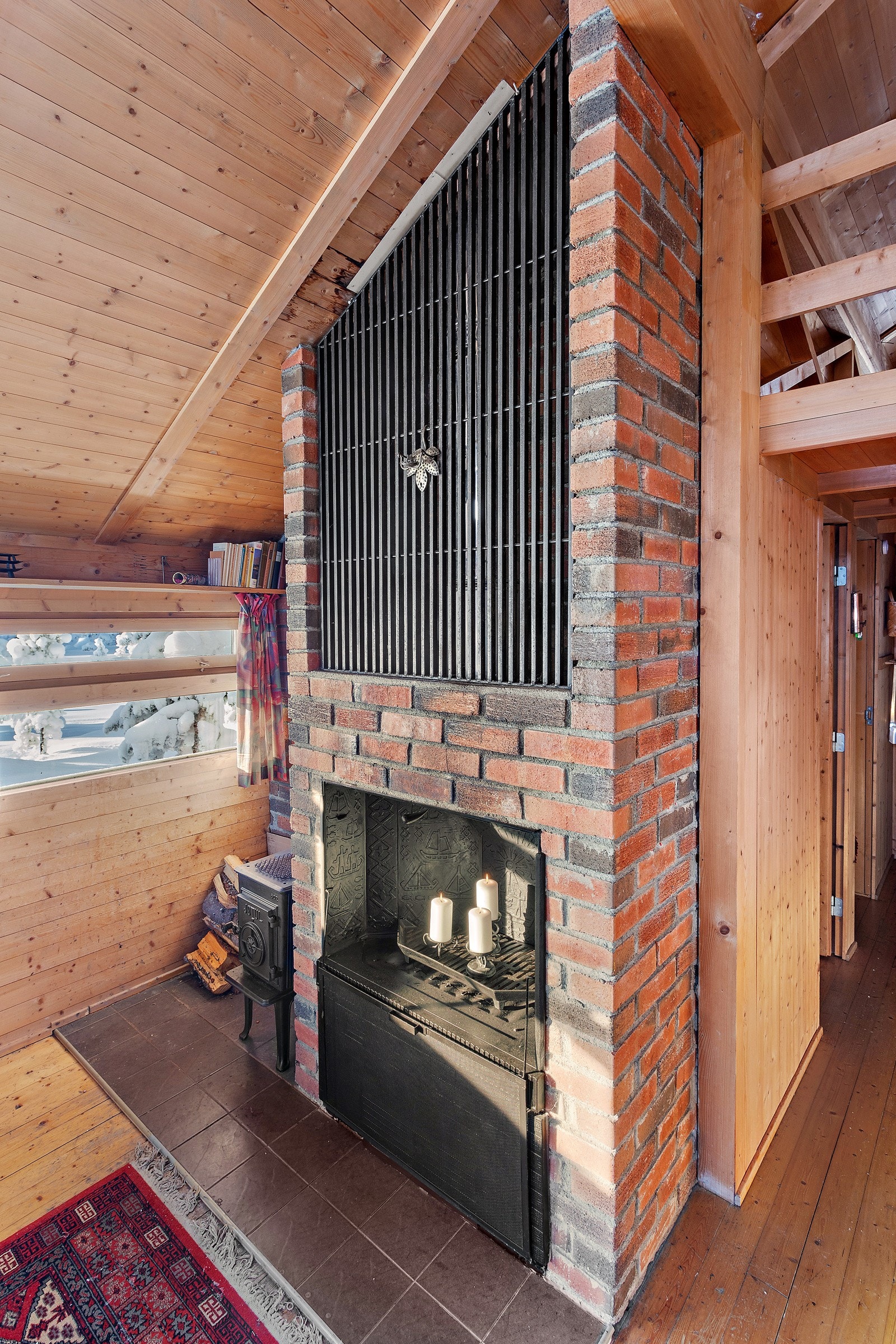 Stor teglsteinspeis, samt en vedovn for oppvarming. Galleribilde