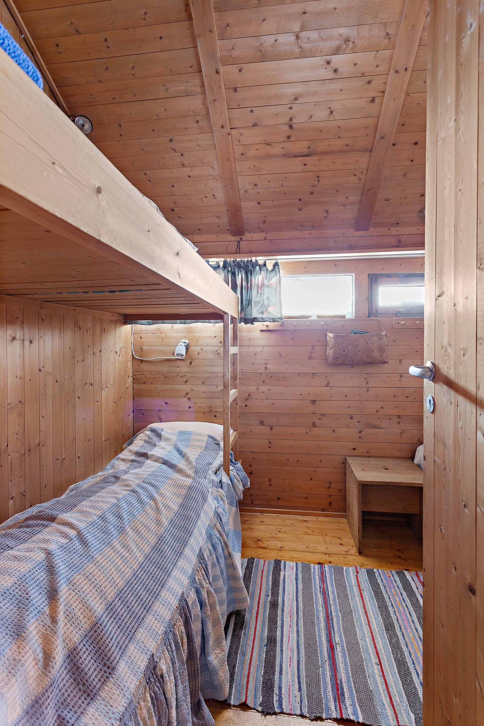 Soverom 1 har 2 køyesenger, hvorav den ene underkøyen er dobbeltseng. Galleribilde