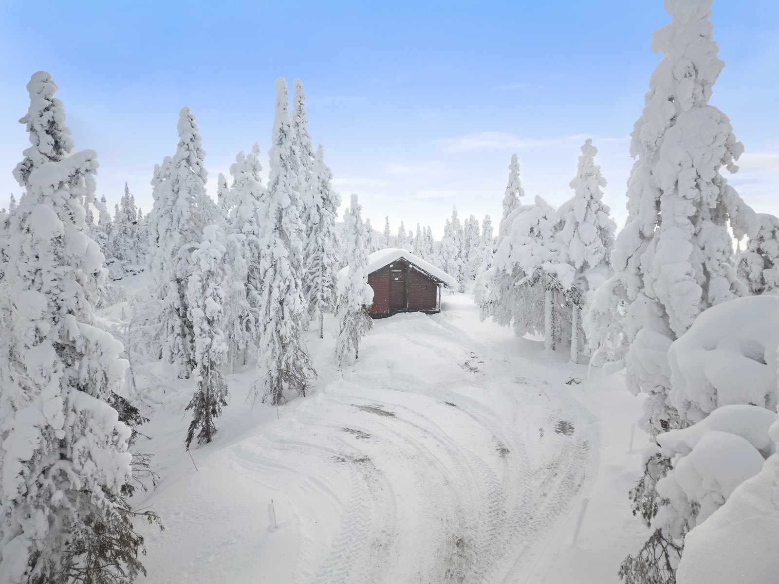 Ifb. etablering av vei, ble det også gravet frem strøm, slik at dette ligger klart ved hytteveggen. Galleribilde