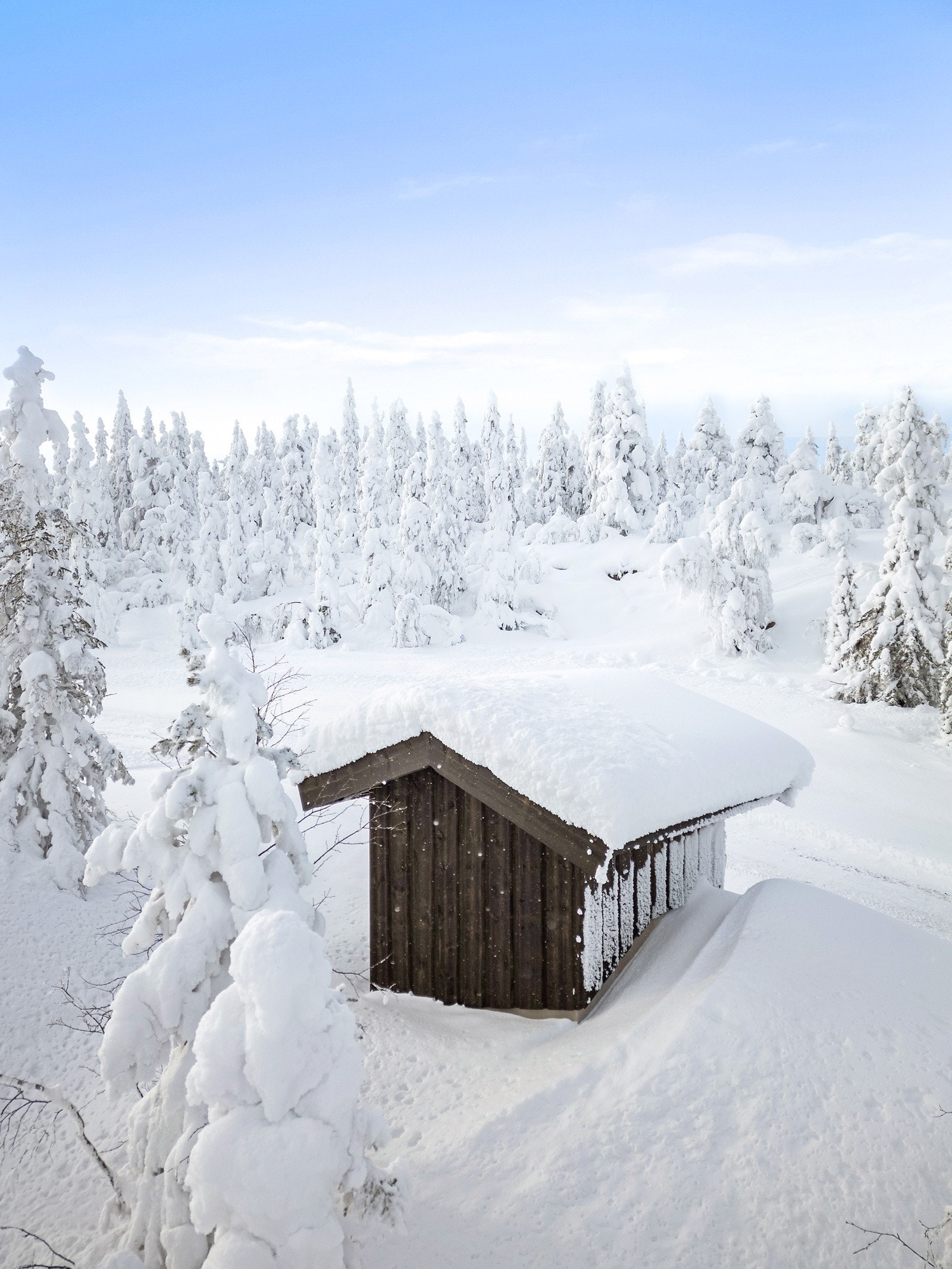 Vann kan hentes i dunker fra pumpehus like ved hytta. Det er også mulig å få lagt trykkvann inn i hytta. (Krever avløpsanlegg og tilkoblingskostnader) Galleribilde