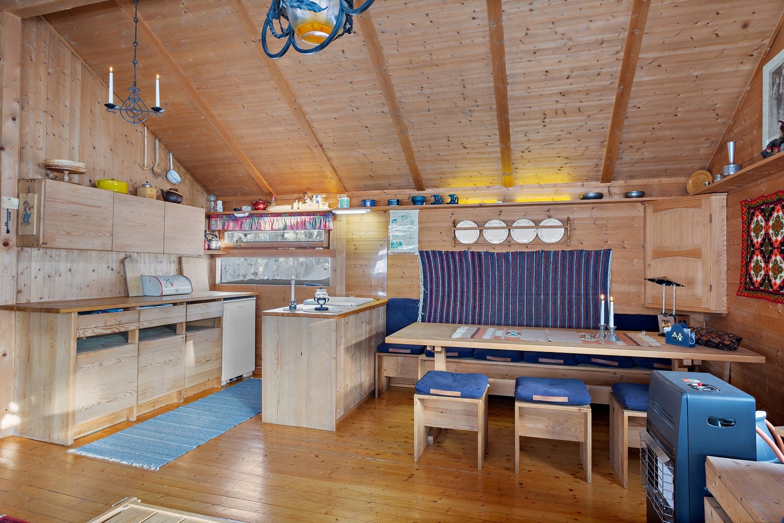 Tilknyttet kjøkken er det plass til langbord. Galleribilde