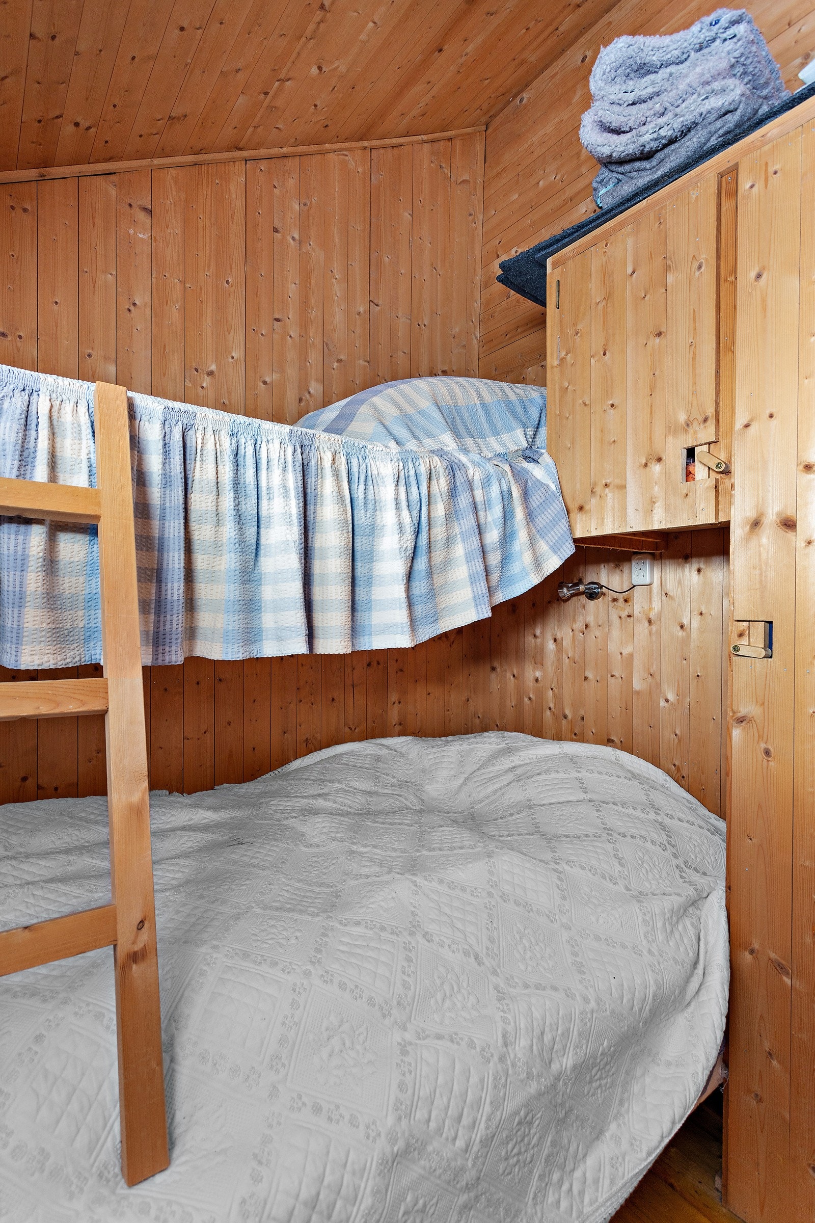 Dobbeltseng under, enkeltsseng overkøye. Galleribilde