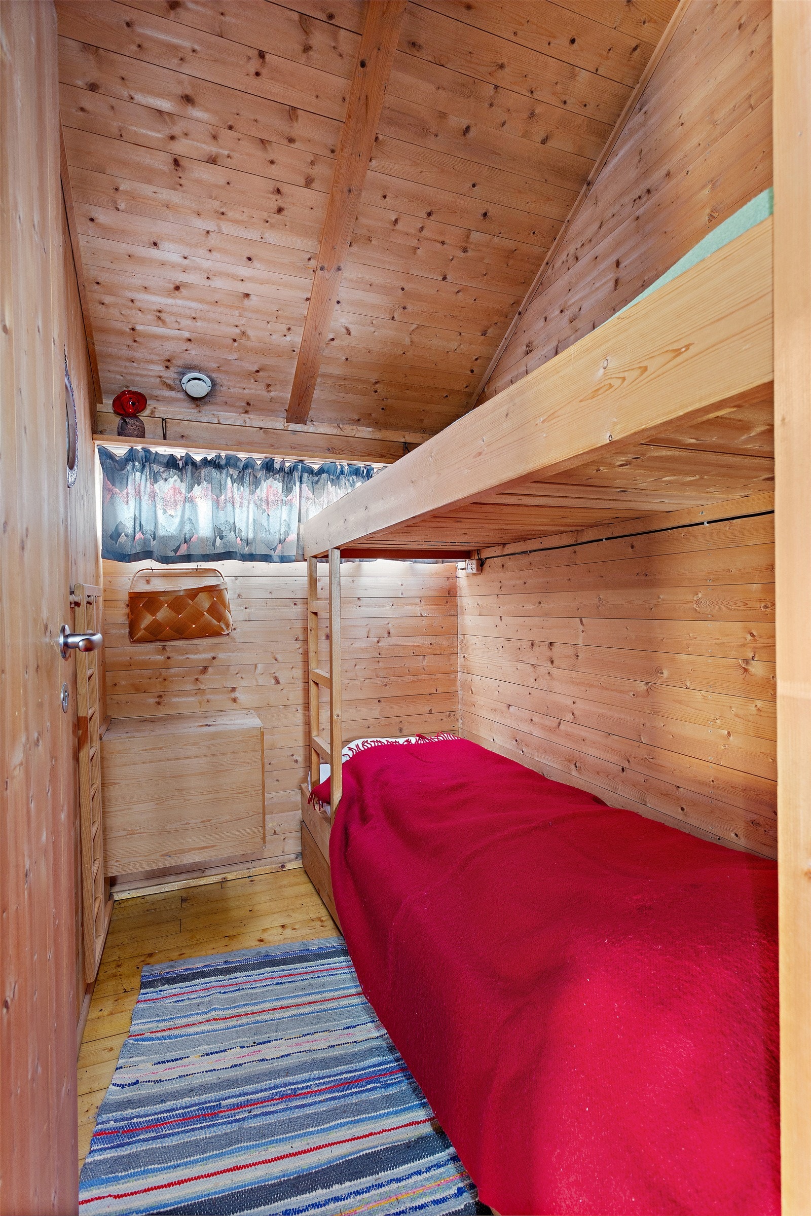 Soverom 2 med nok en køyeseng med 2 enkeltsenger. Galleribilde