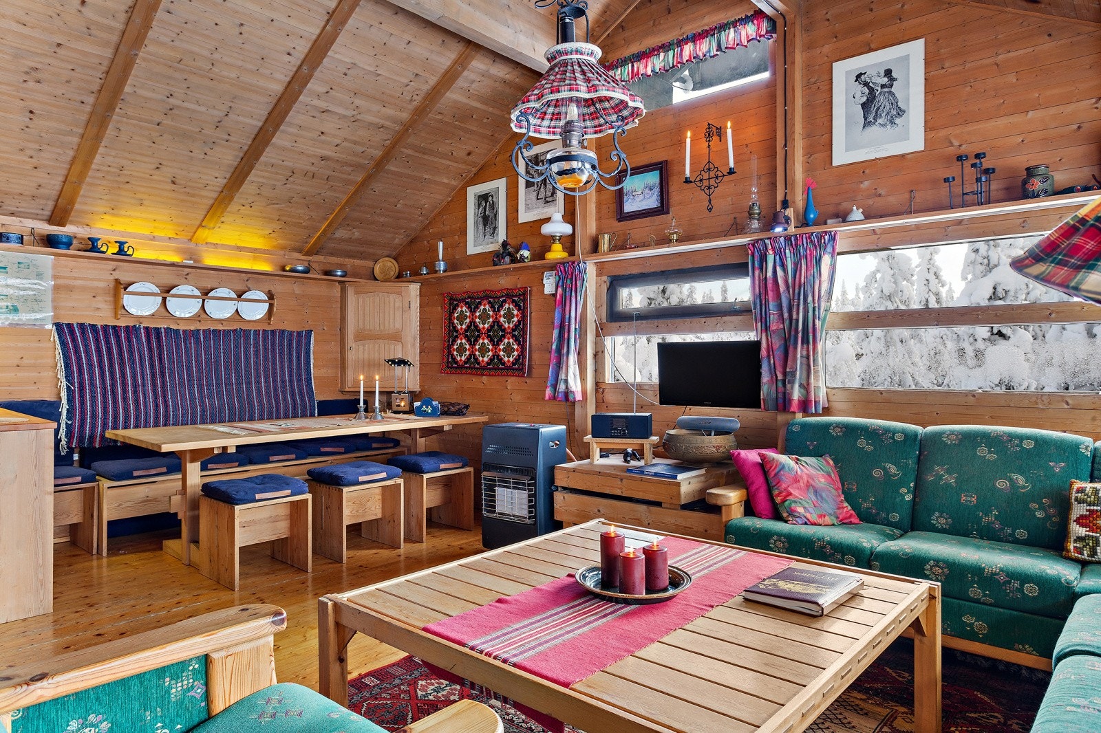 Hytta er meget arealeffektiv og bruker hver krik og krok til noe nyttig. Galleribilde