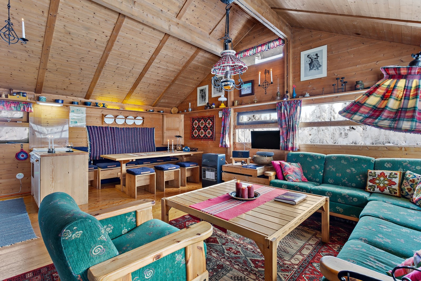 Pdd. er det solcellepanel som energikilde for enkel belysning, og ved/gass til oppvarming og matlaging. Galleribilde