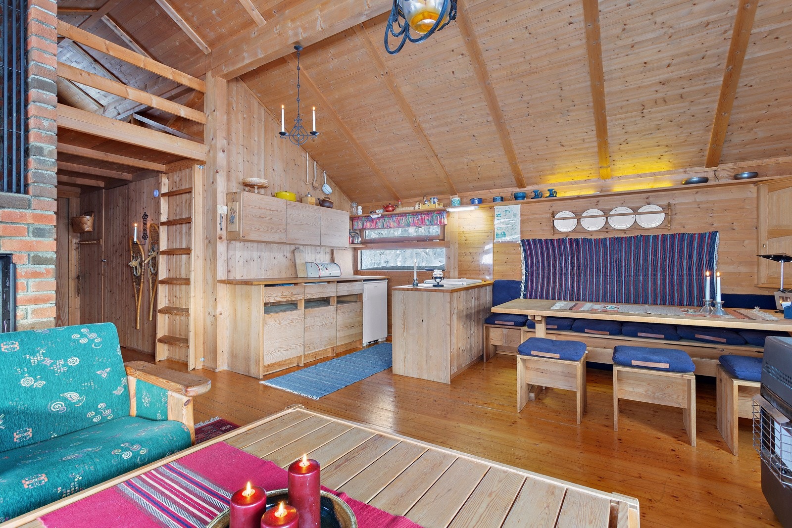 Kjøkkenet har det klassiske Ålhytta interiøret. Galleribilde