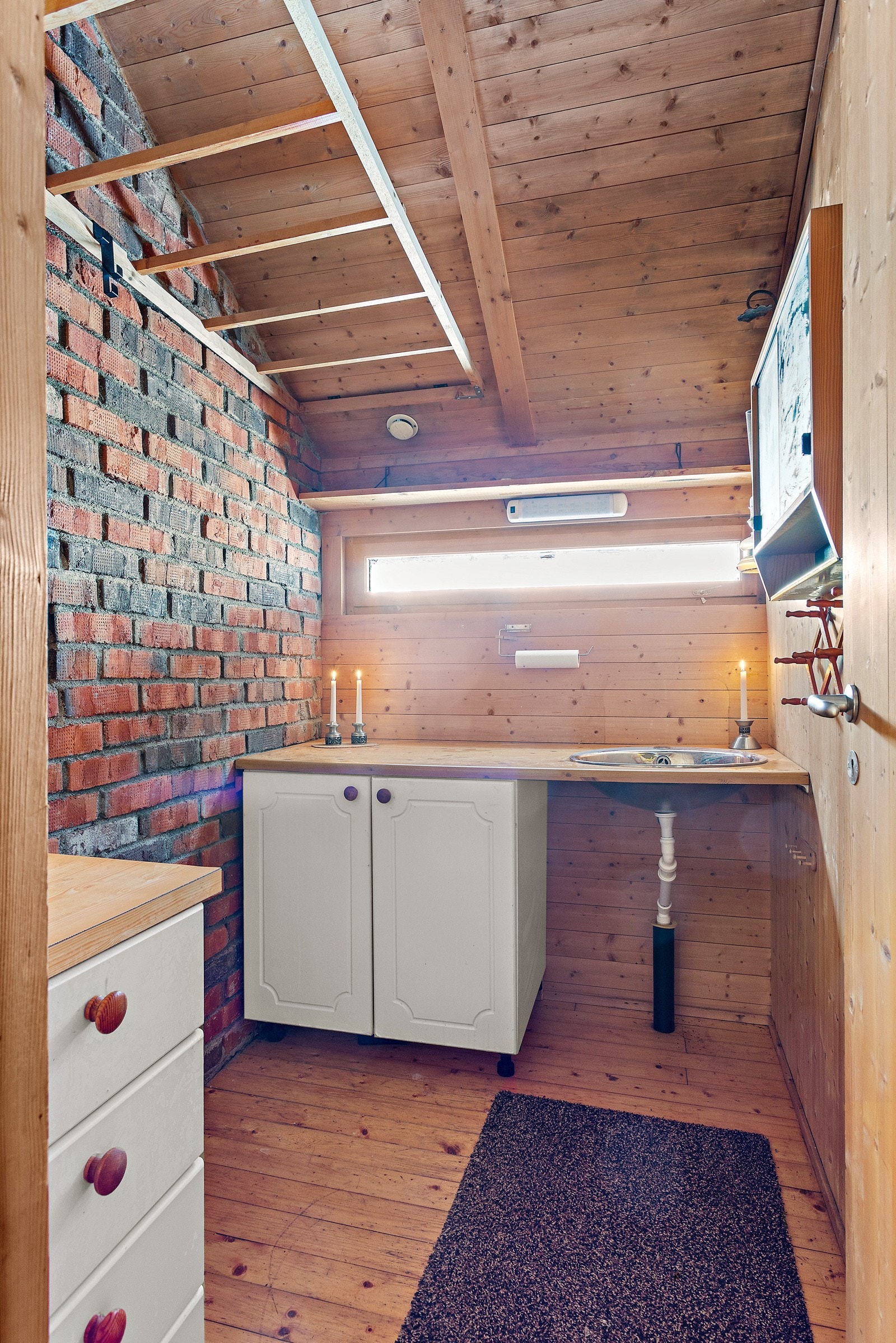 Ved siden av soverommene er det også et enkelt vaskerom/stellerom. Galleribilde