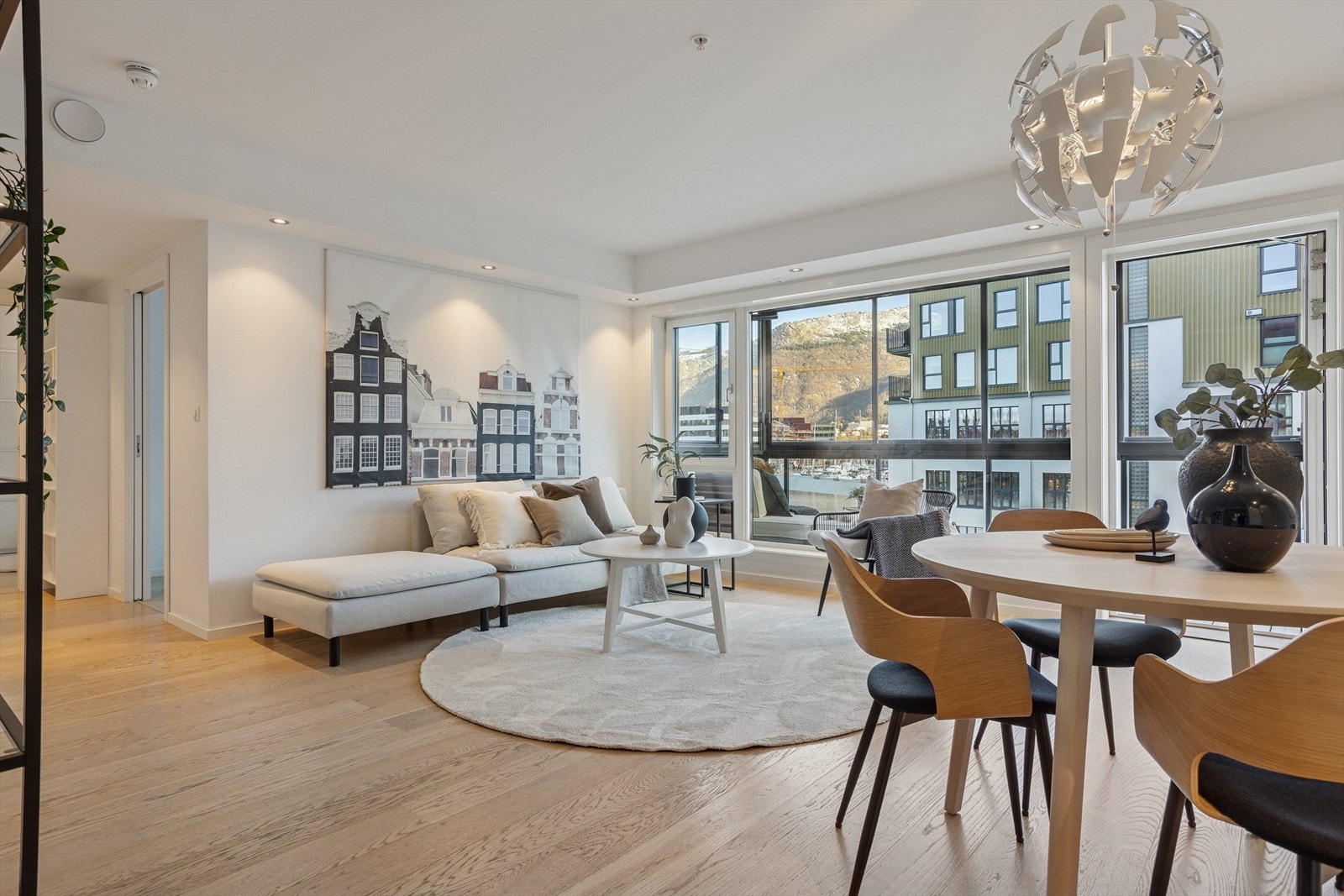 Store vindusflater gir mye naturlig lysinnslipp. Galleribilde