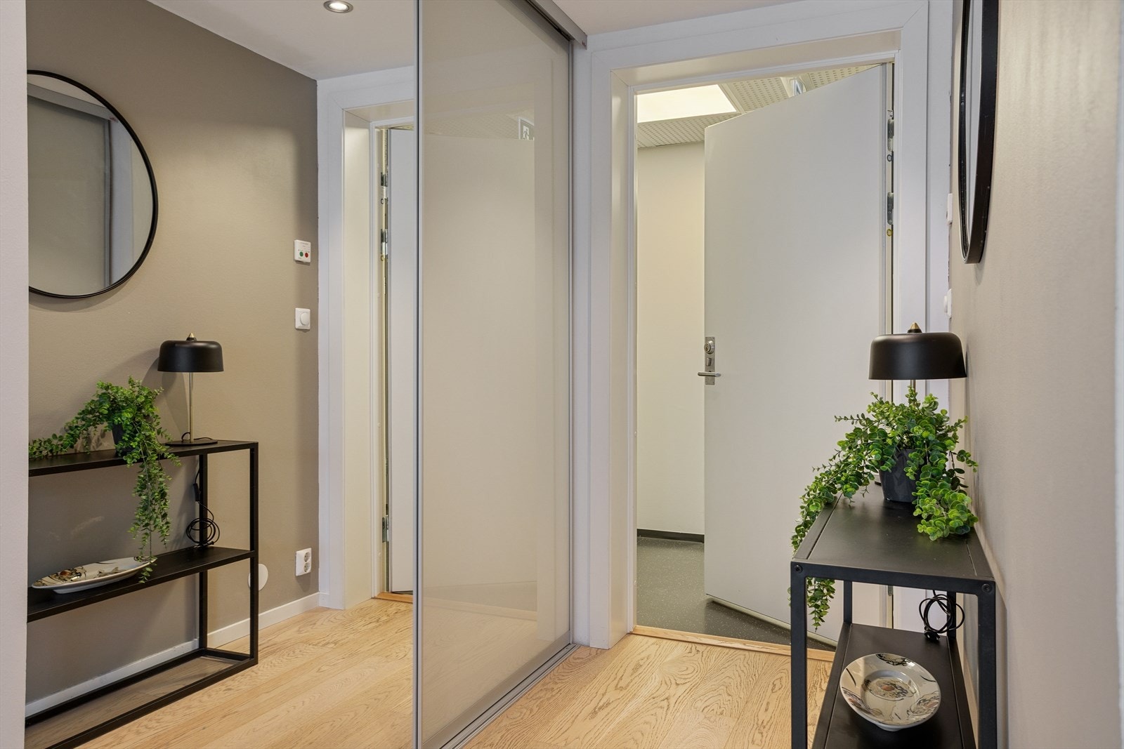 Lys og innbydende entre med speildørsgarderobe og dørtelefon. Galleribilde