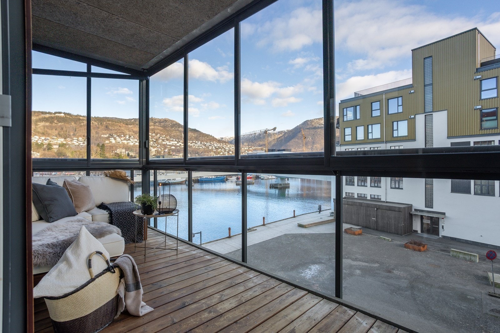 Innglasset balkong med nydelig utsikt mot Puddefjorden, Fløyen og Ulriken. Galleribilde