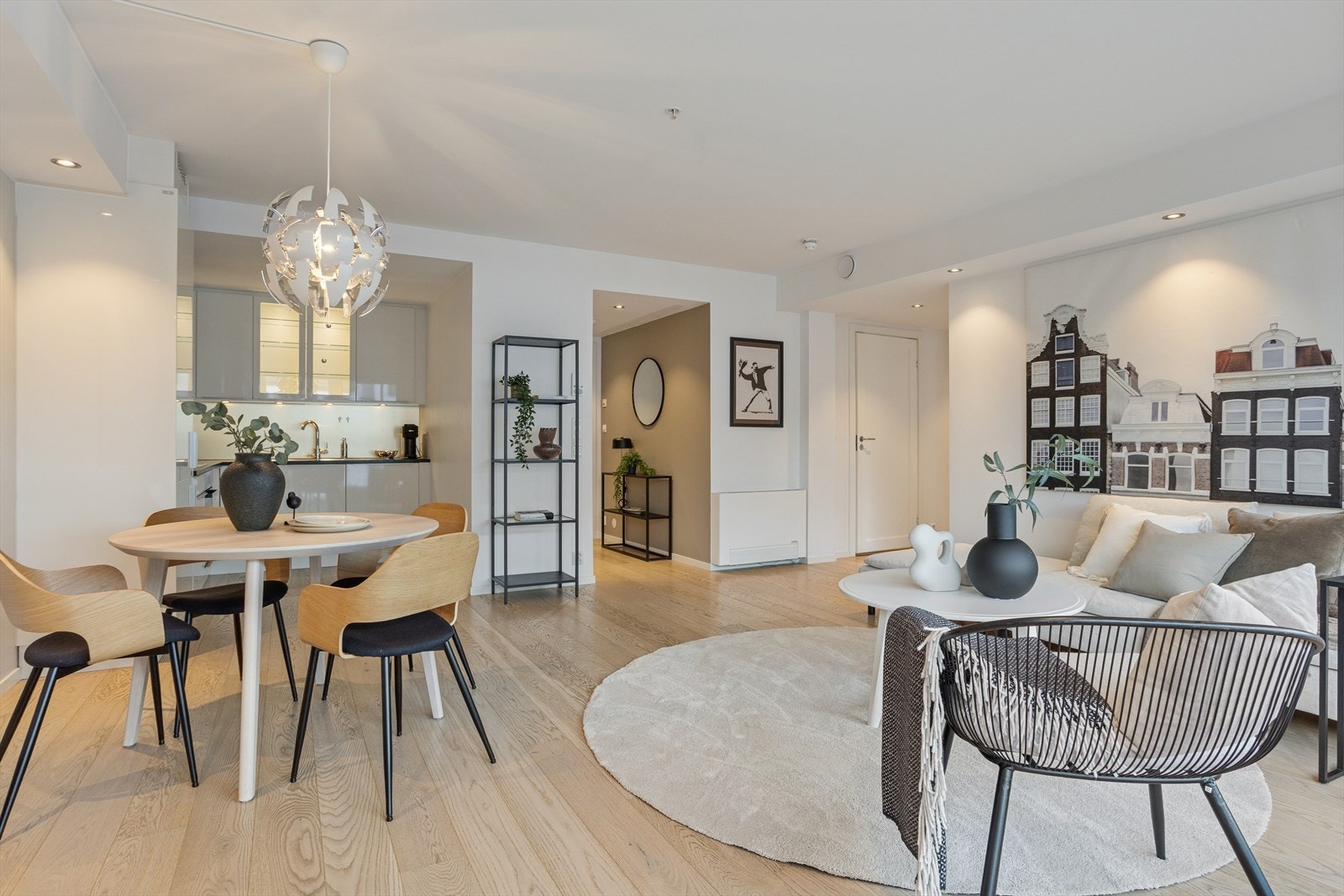 Åpen løsning mellom stue og kjøkken gir leiligheten et moderne preg. Galleribilde