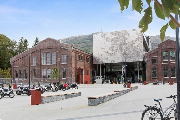 Er du student er det kort vei til HVL på Kronstad og Haukeland Universitetssykehus. Galleribilde