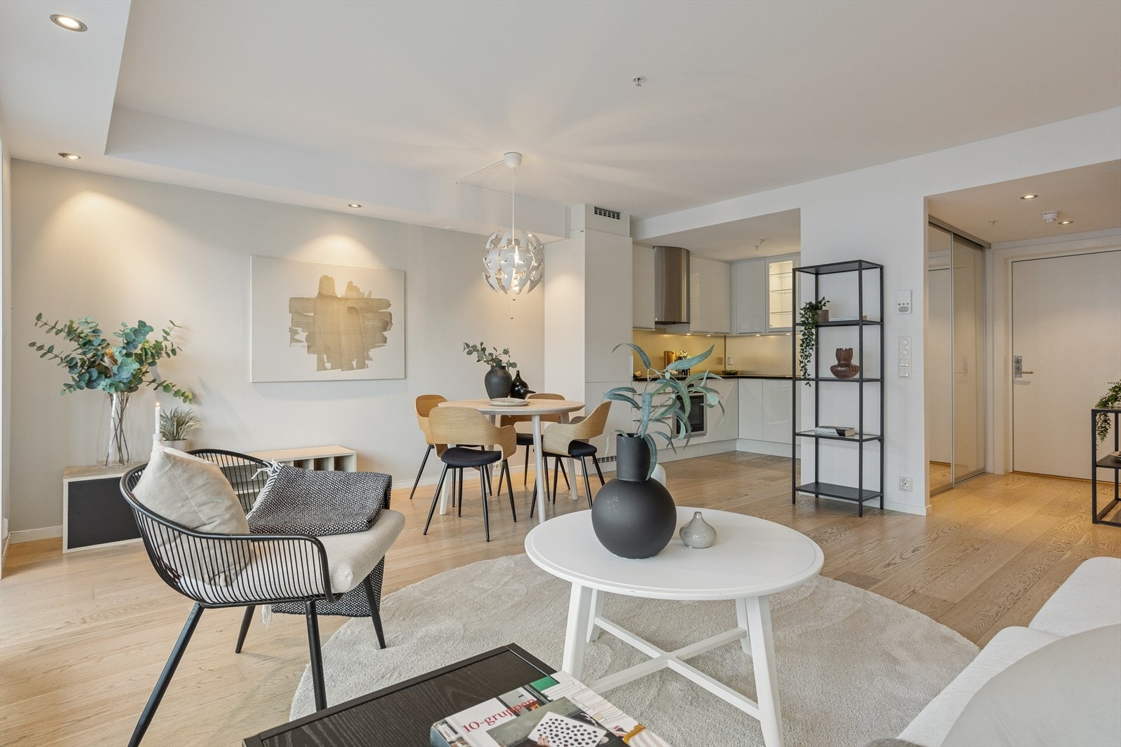 Hele leiligheten er malt i duse, tidløse fargetoner. Galleribilde