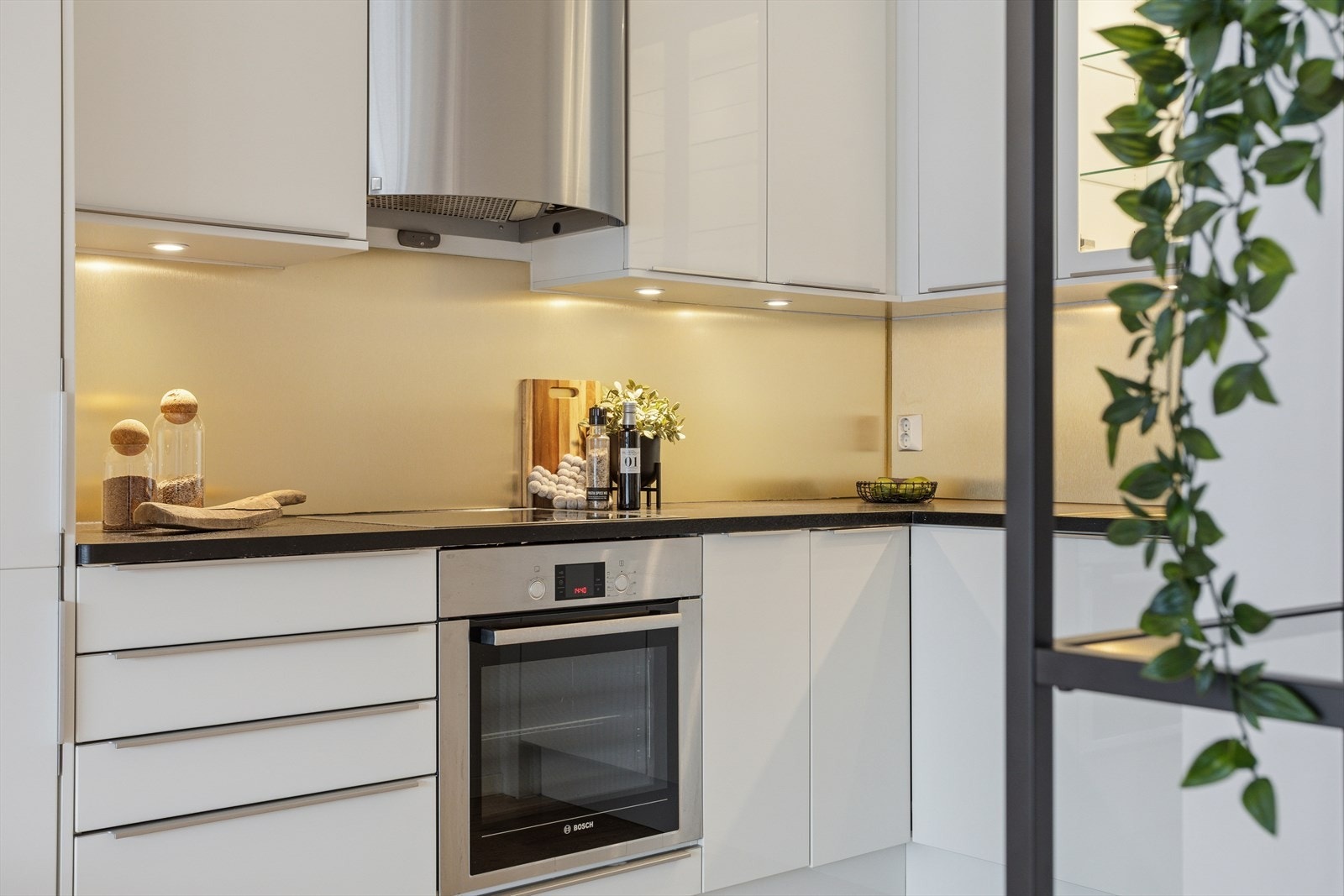 Integrerte hvitevarer medfølger og inkluderer kjøl/fryseskap, stekeovn, oppvaskmaskin og platetopp. Galleribilde