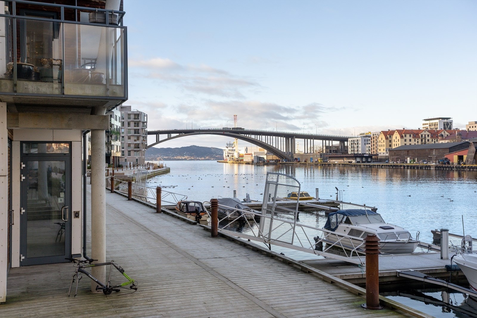 Det er også kort vei bort til Puddefjordsbroen som enkelt tar deg videre til Nygårdshøyden og UiB. Galleribilde