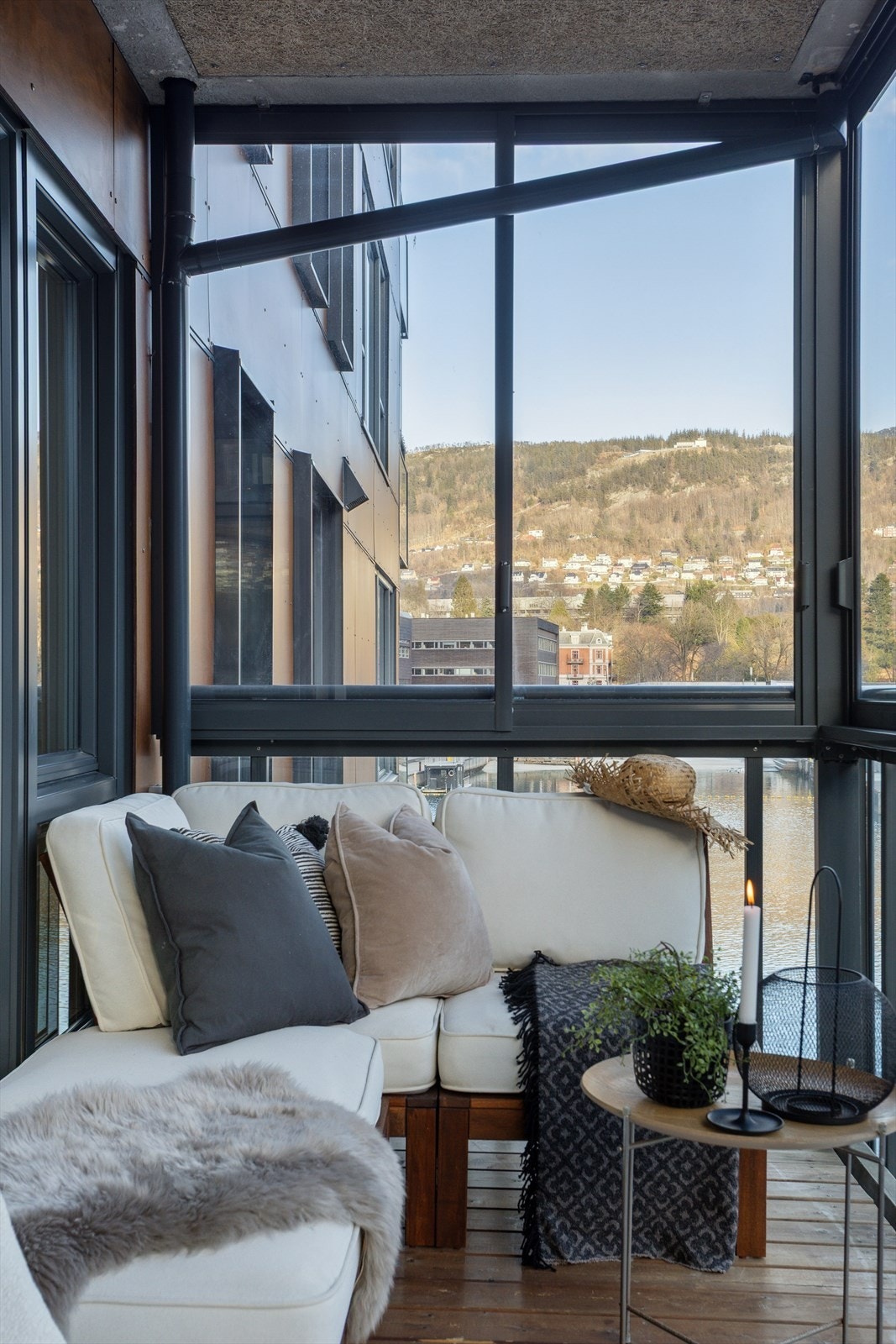 Balkongen er innglasset, noe som gjør den brukervennlig hele året. Galleribilde