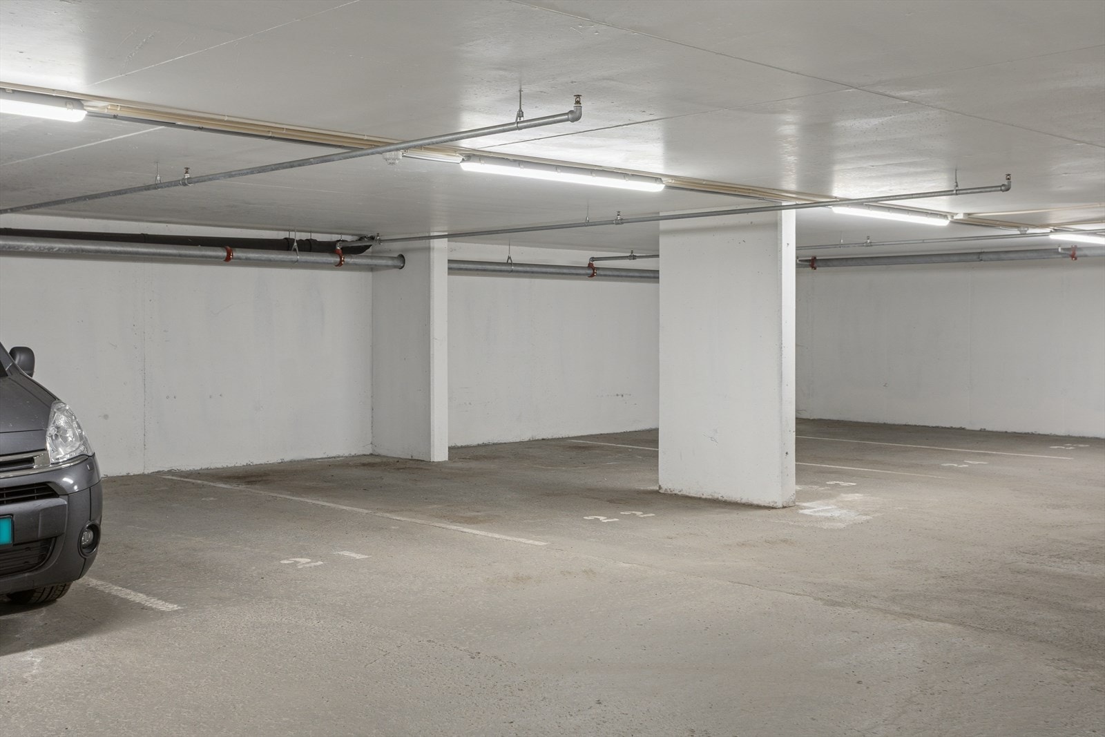 Fast garasjeplass som selges sammen med leiligheten. Her er det mulig å etablere elbil-lader. Det er også gjesteparkering i anlegget. Galleribilde