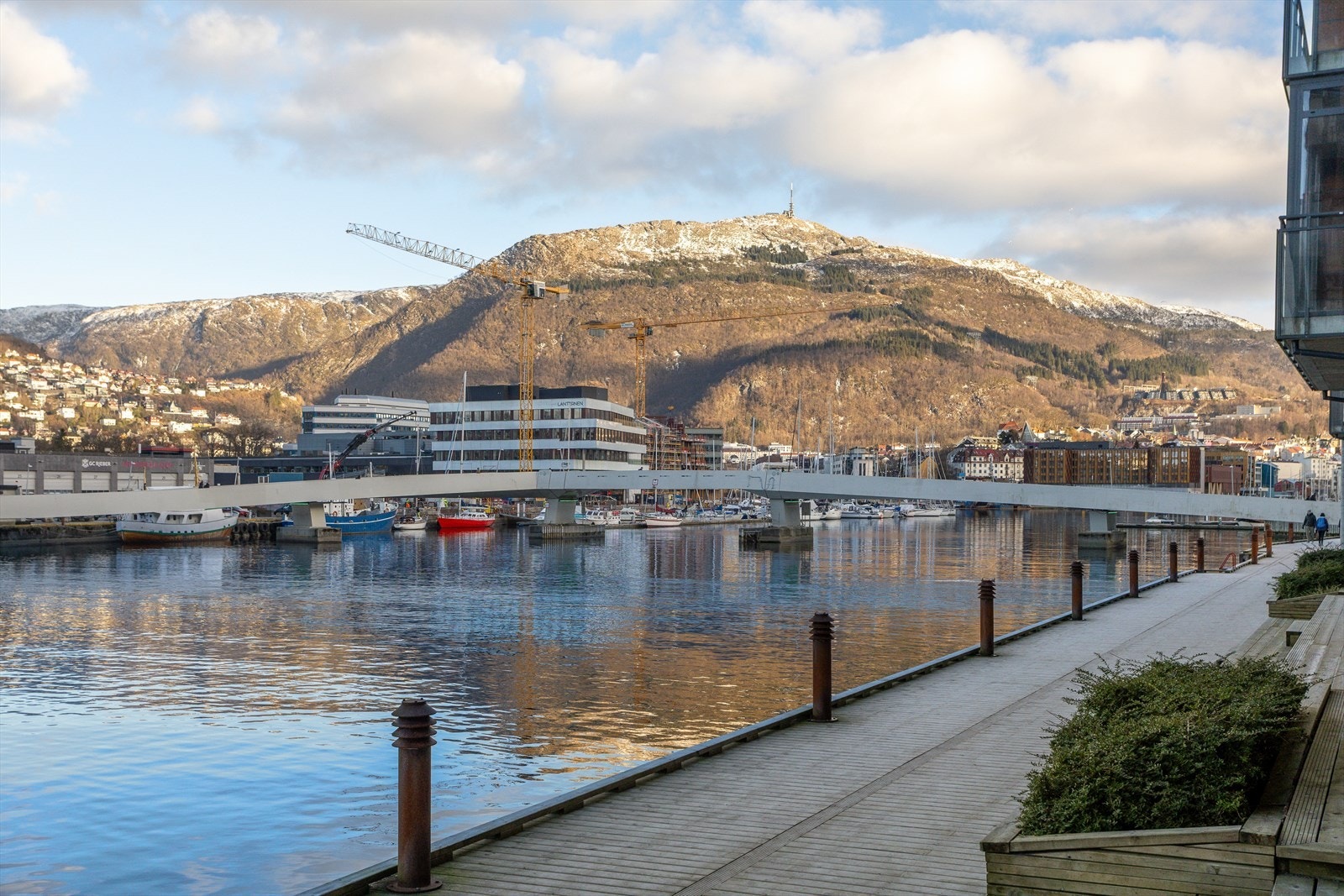Rett bortenfor leiligheten ligger gangbroen Småpudden som raskt og enkelt tar deg over til Møhlenpris og Marineholmen. Galleribilde
