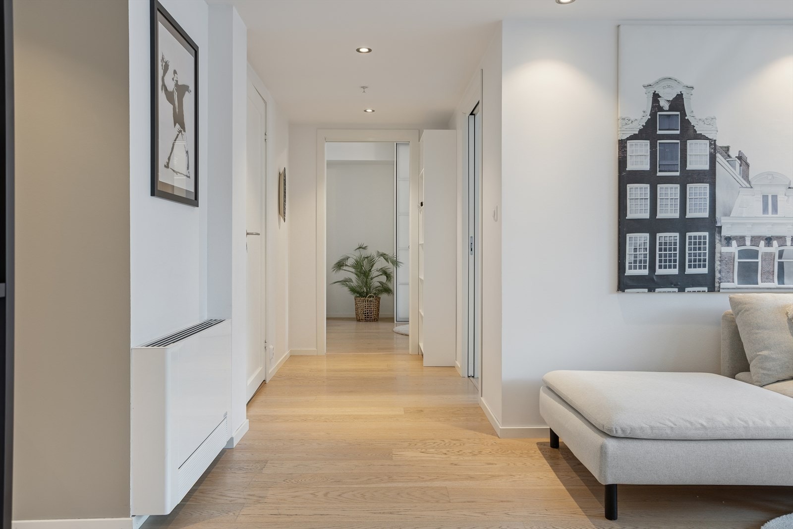 Leiligheten har vannbåren varme med viftekonvektor i stue. Galleribilde