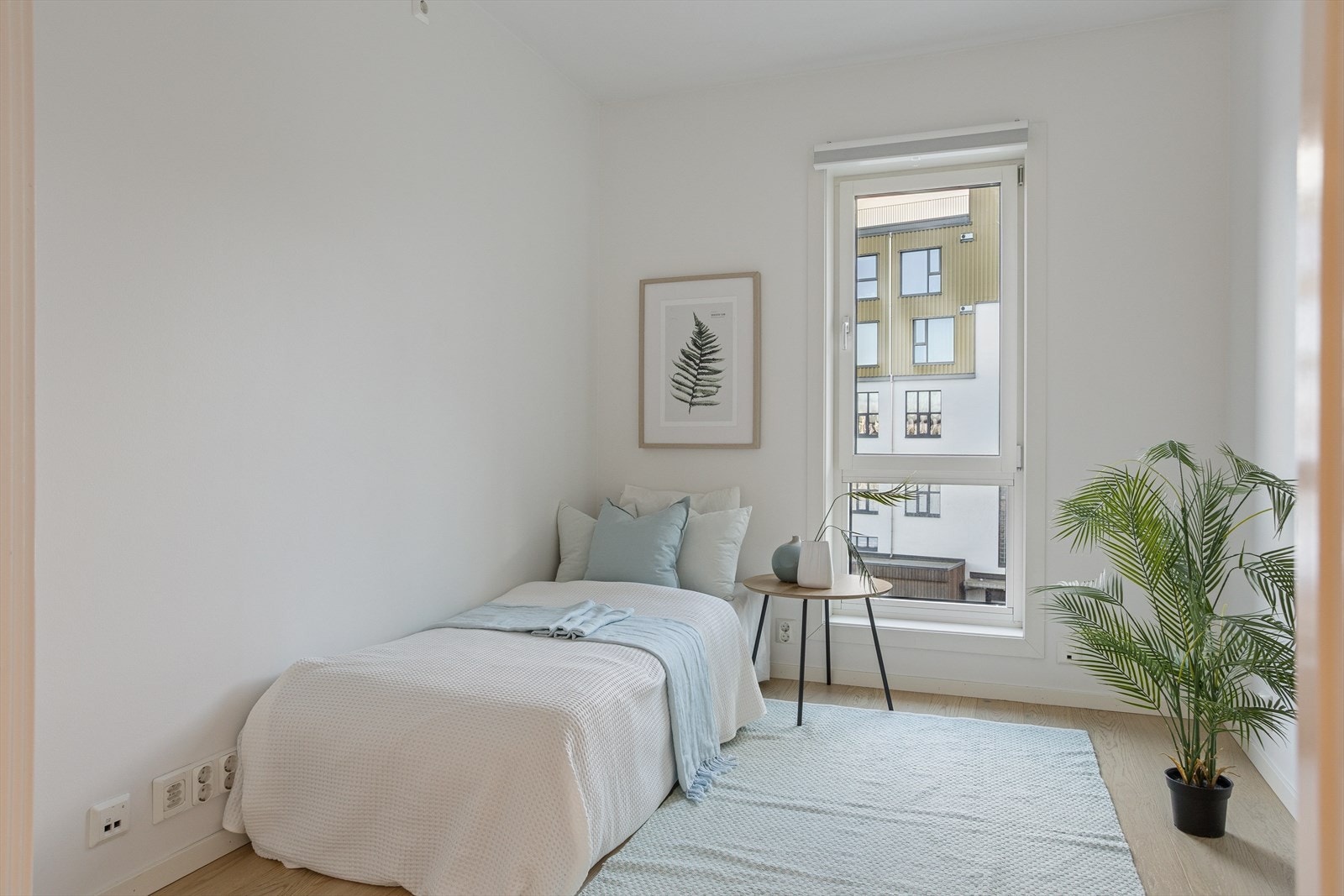 Lyst og pent gjesterom som også kan benyttes som kontor. Galleribilde