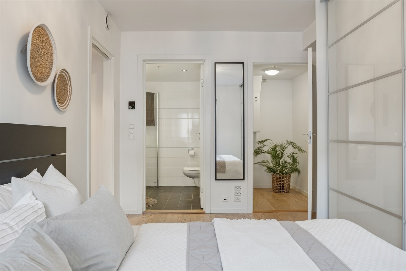 Fra hovedsoverommet er det direkte tilkomst til baderom og bod. Galleribilde