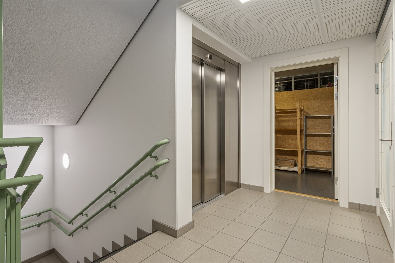 Den eksterne boden som tilhører leiligheten ligger på samme etasjeplan, noe som gir svært enkel tilkomst. Galleribilde