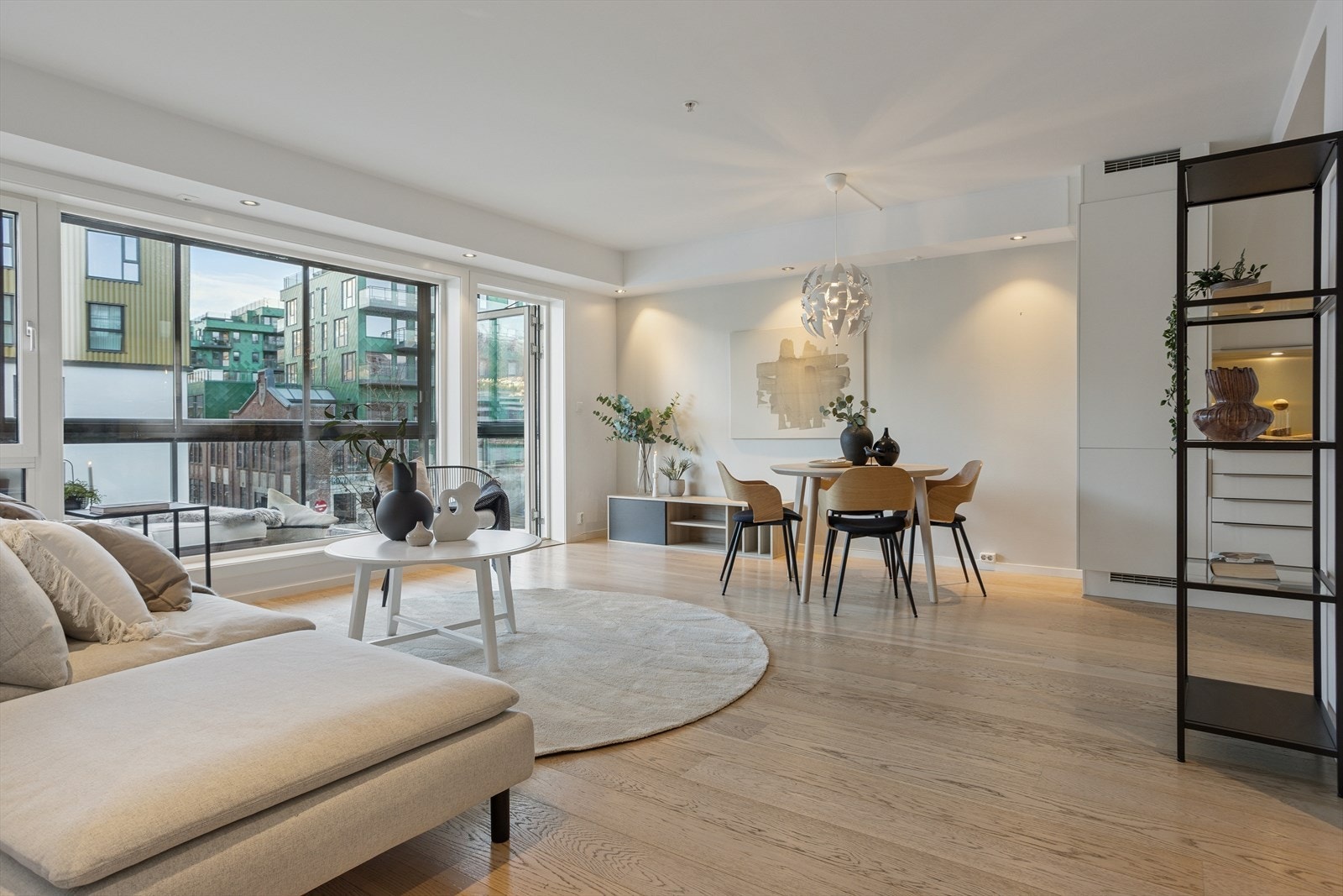 Lys og luftig stue med klassisk eikeparkett. Galleribilde