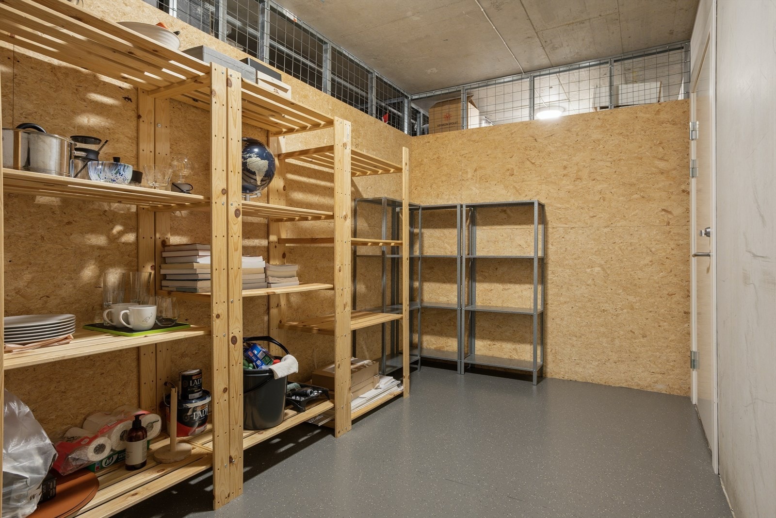 Boden er vel 9 kvm og har god hylle- og lagringsplass. Galleribilde