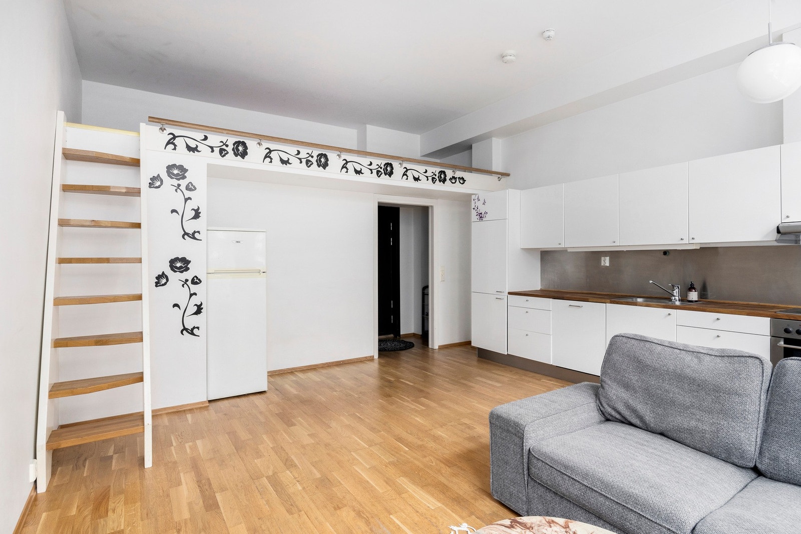 Åpen løsning mellom stue og kjøkken gir gode soner for både spiseplass og sittegruppe. Galleribilde