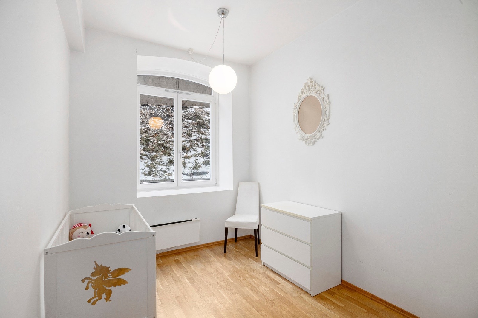 Soverom med god plass til å møblere med seng, nattbord og annet ønskelig møblement. Galleribilde