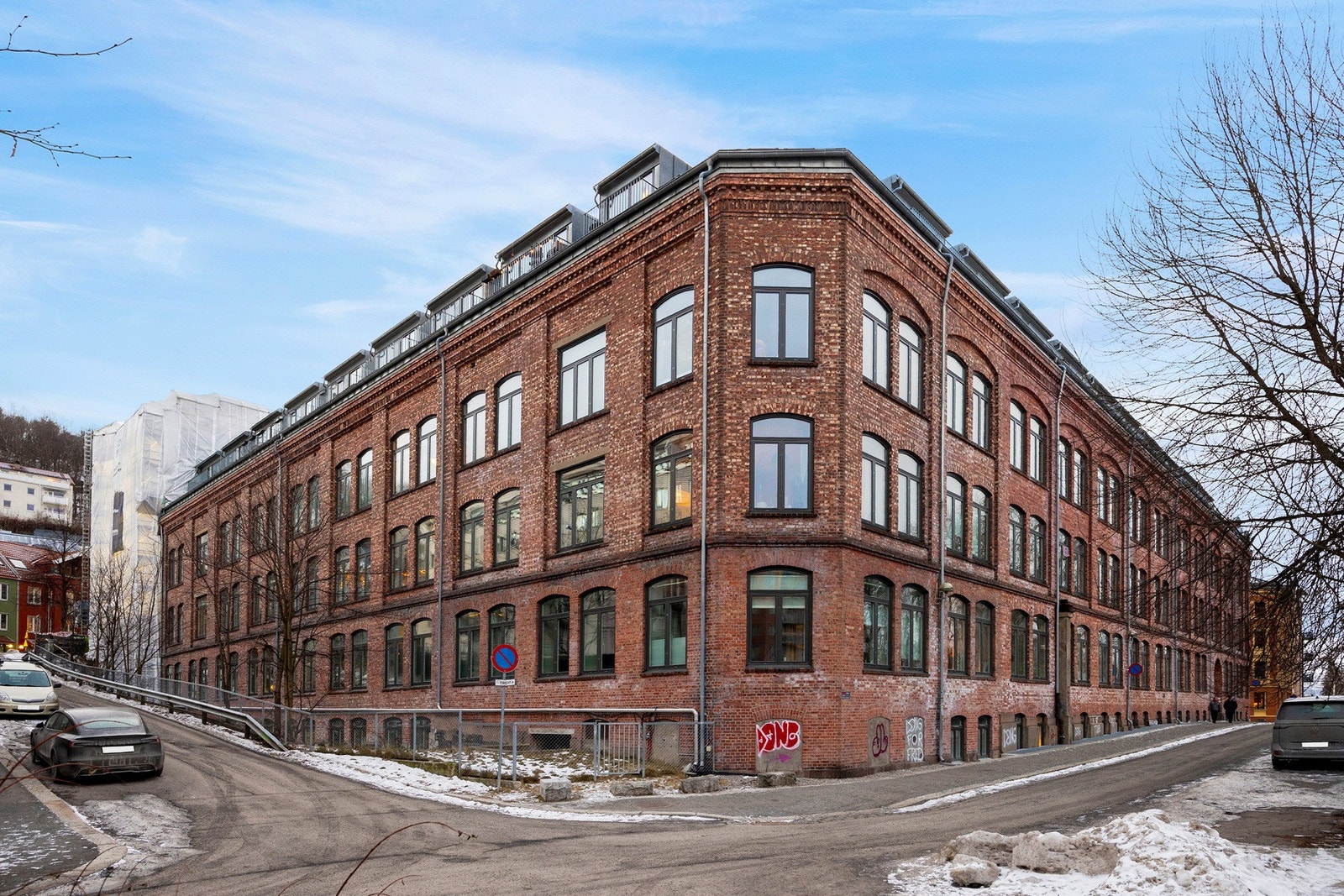 Fasade. Boligen strekker seg over to plan. Galleribilde