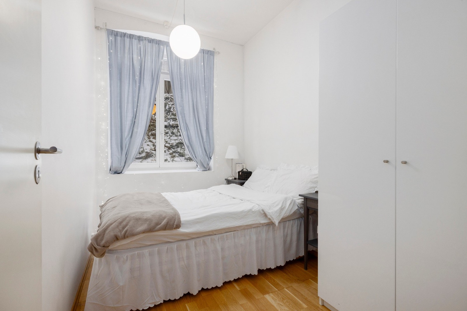 Soverom med plass til dobbeltseng og rolig fargevalg som gir et behagelig og avslappende uttrykk. Galleribilde