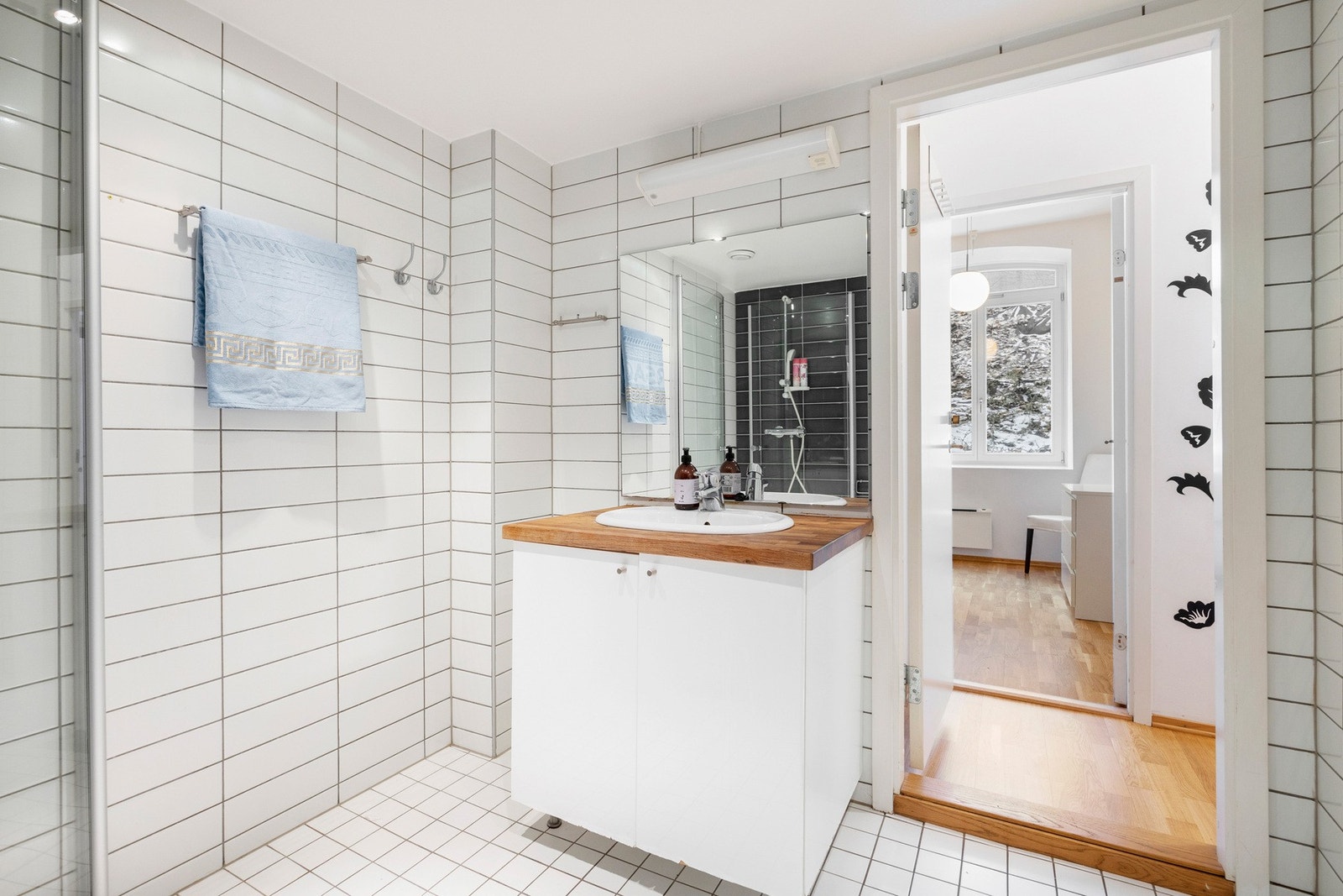 Innredningen består av en servant med underskap, klosett og dusj på gulv. Opplegg for vaskemaskin. Galleribilde