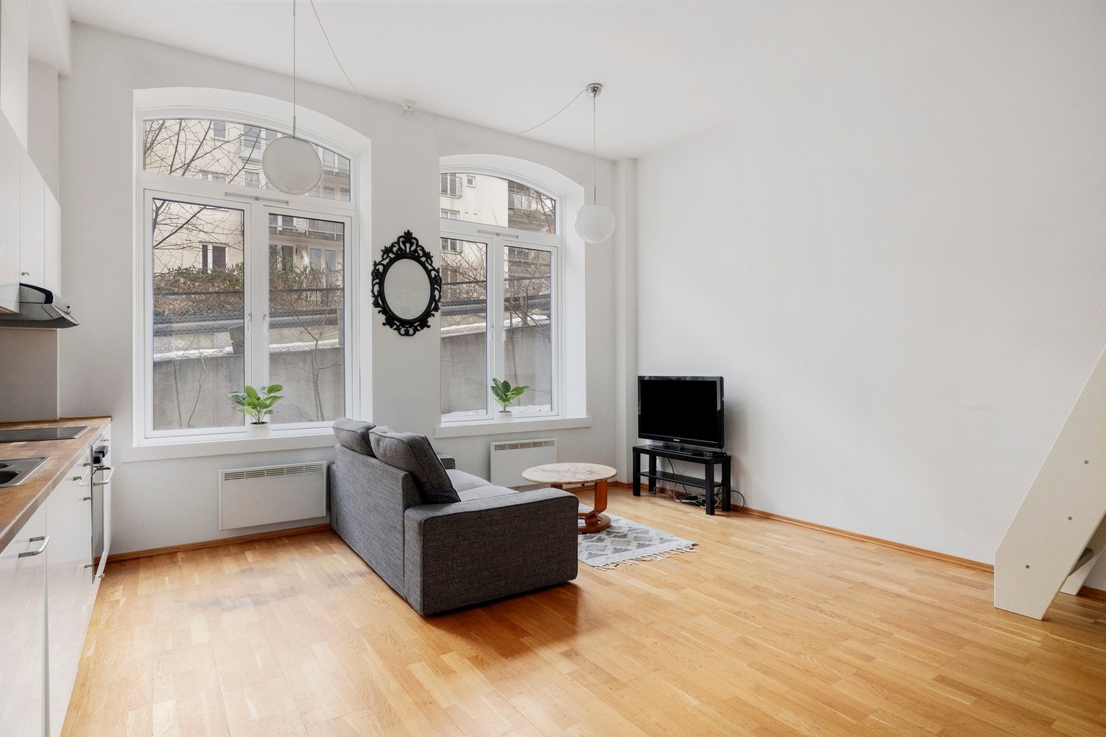 De store vinduene understreker rommets størrelse og gir en lys atmosfære. Galleribilde