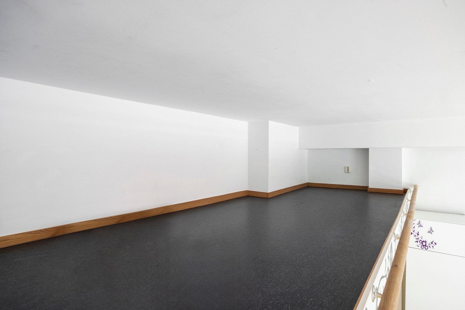 Hems etablert over deler av stuen. Praktisk til ekstra soveplass, oppbevaring eller annen fleksibel bruk. Galleribilde