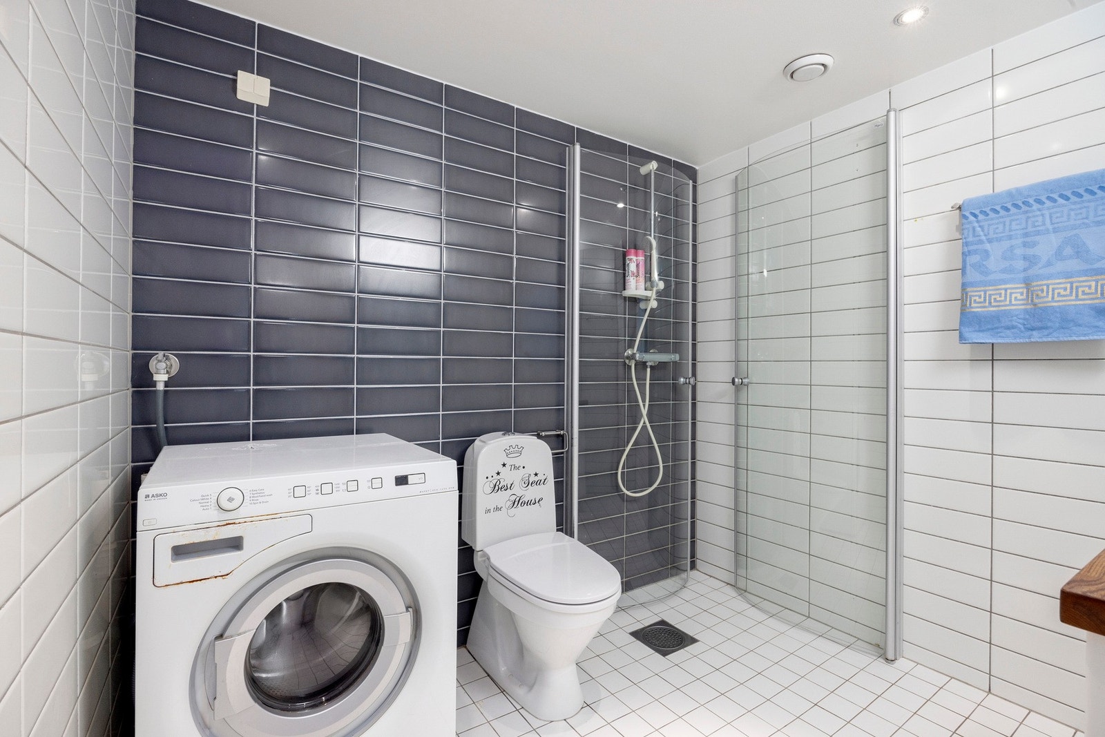 Bad fra 2007 med fliser på gulv og vegger, samt slette himlinger. Galleribilde