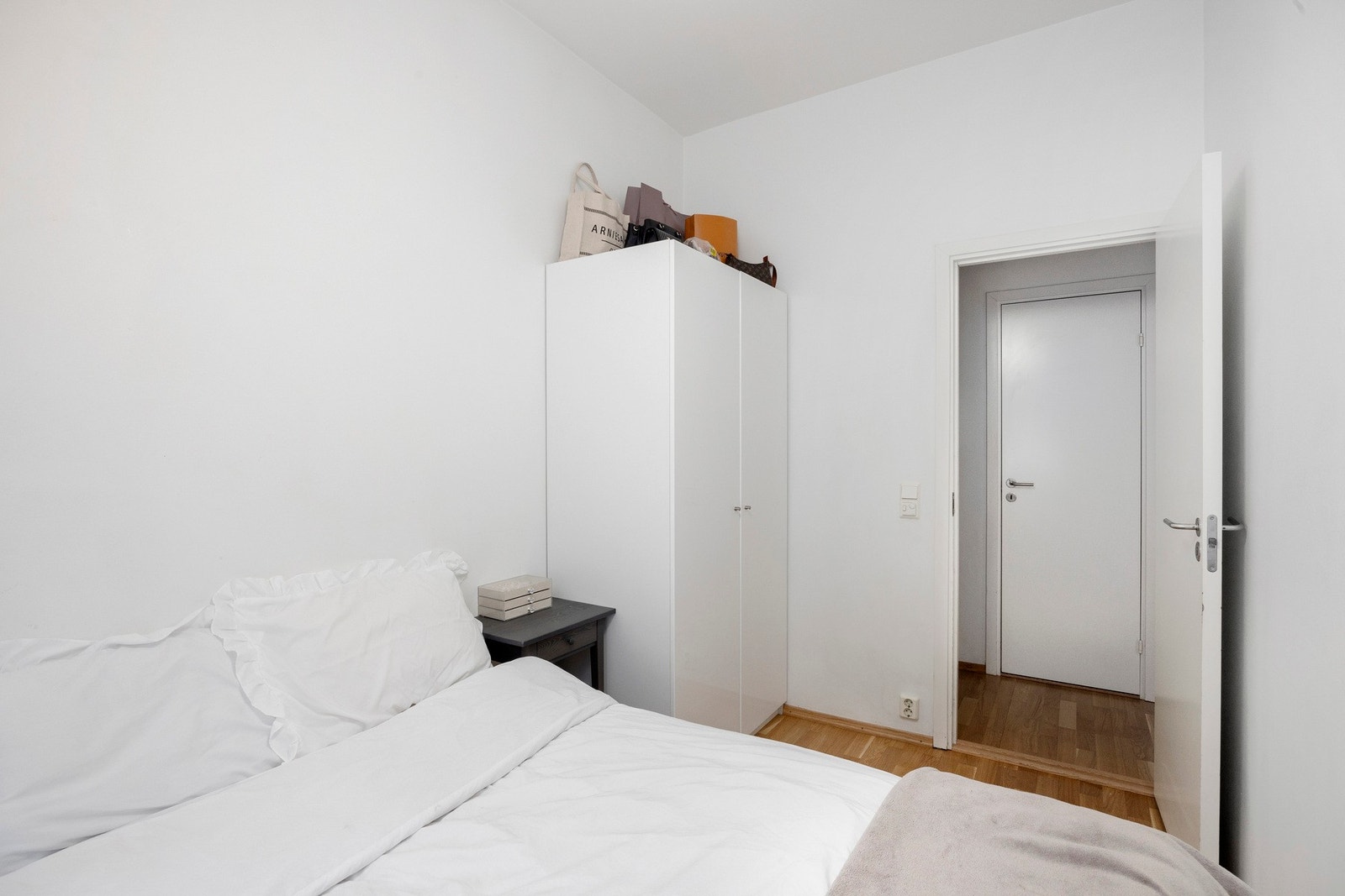 Lysinnslipp fra vinduene fremhever rommets størrelse og gir gode møbleringsmuligheter. Galleribilde