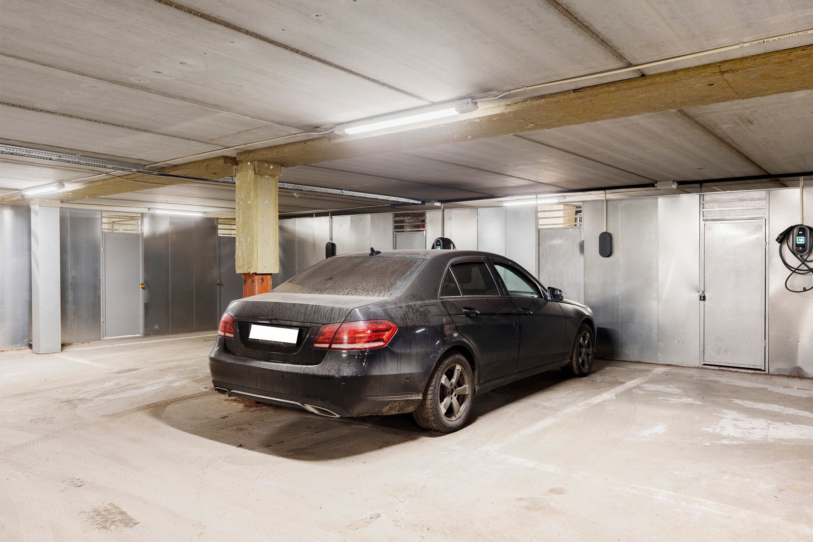 Boligen disponerer en garasjeplass i felles garasjerekke. Galleribilde