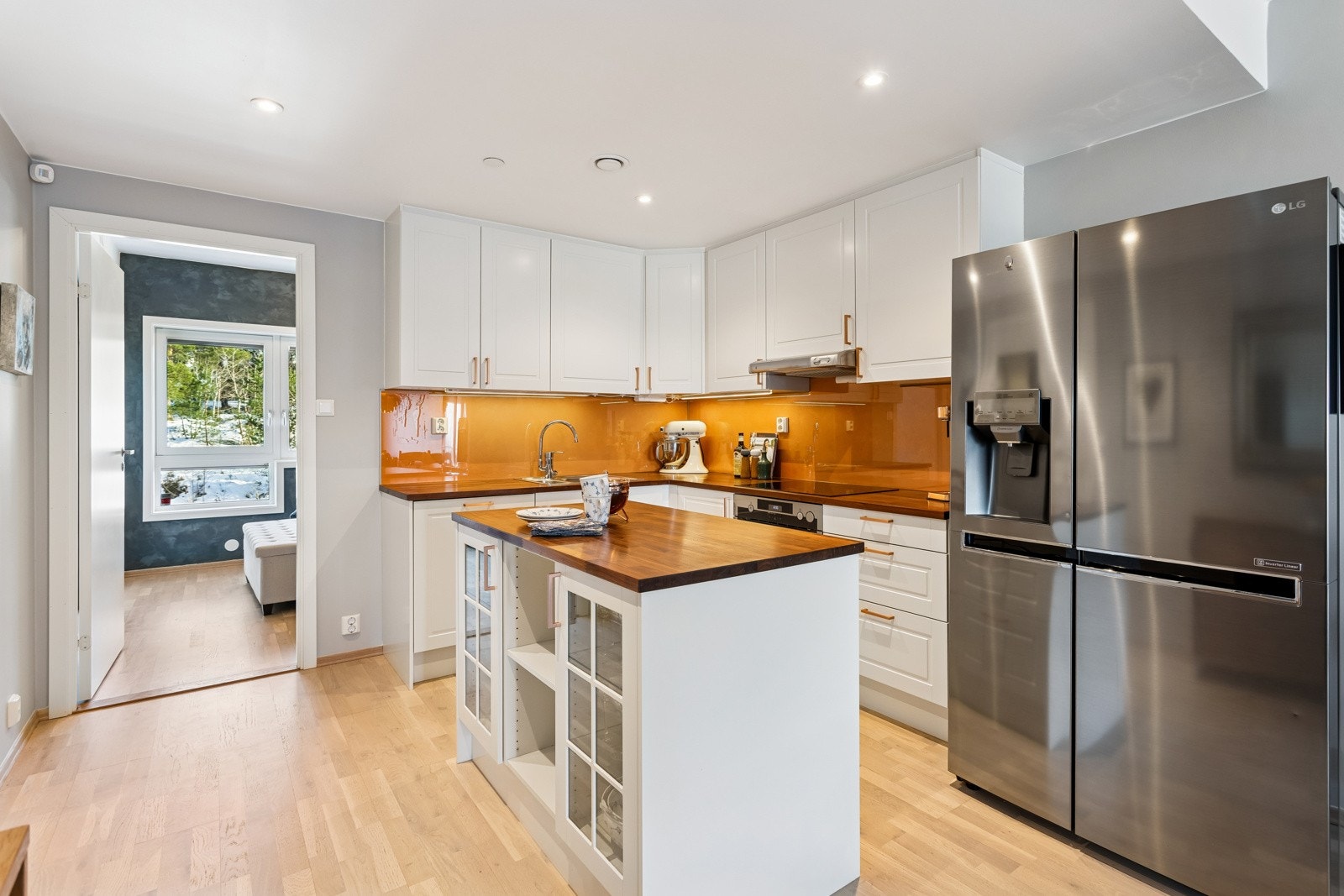 Integrert stekeovn, koketopp og oppvaskmaskin. Galleribilde