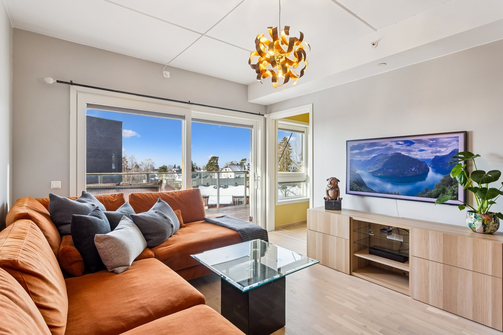 Lys og Innbydende leilighet med god planløsning, garasjeplass med el-billader og fine fellesfasiliteter med bla. takterrasse. Galleribilde