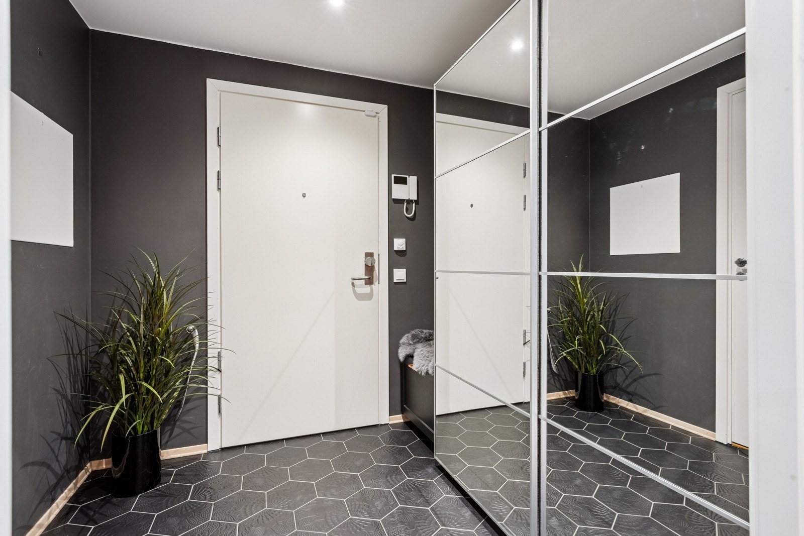 God plass til klesoppbevaring i garderobeløsning. Dør-calling med kamera. Galleribilde