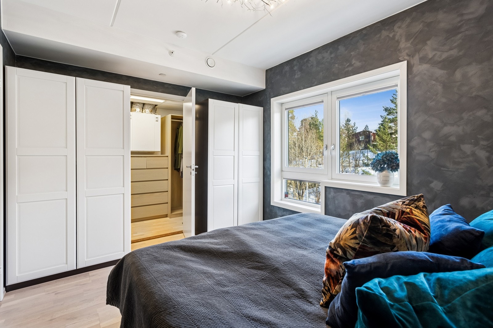 Tilknyttet soverommet ligger det en innvendig garderobe/bod med god lagringsplass. Galleribilde