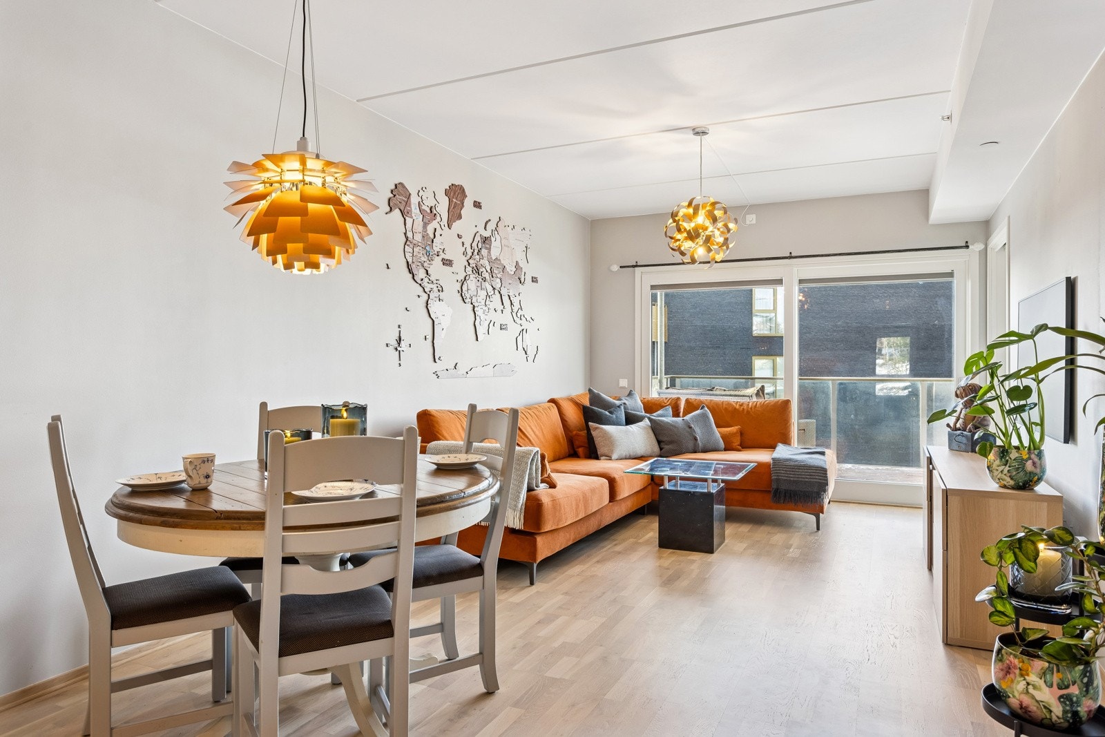 Her har du god plass til både sofagruppe og spisebord. Eikeparkett på gulv. Galleribilde