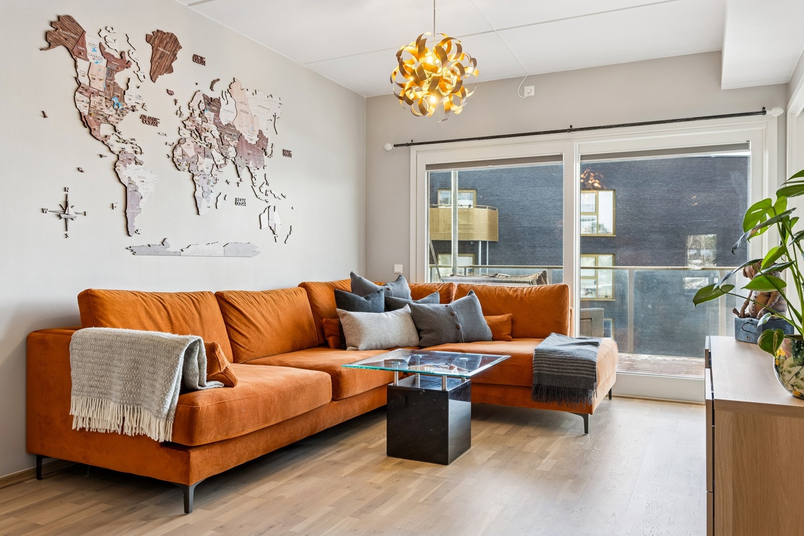 Lys og romslig stue med store vindusflater. Galleribilde