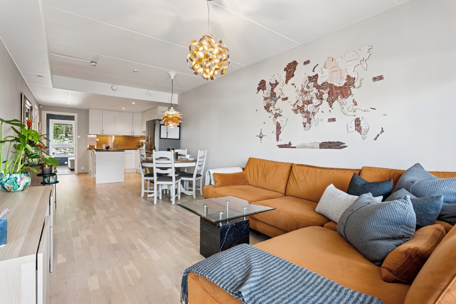 Åpen løsning mot kjøkken gir en praktisk og sosial planløsning. Galleribilde