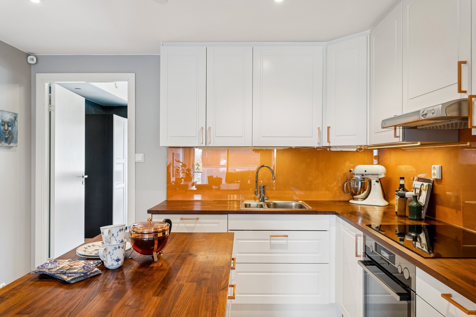 Her har du god skap- og benkeplass. Smart kjøkkenøy gir ekstra arbeidsplass. Galleribilde