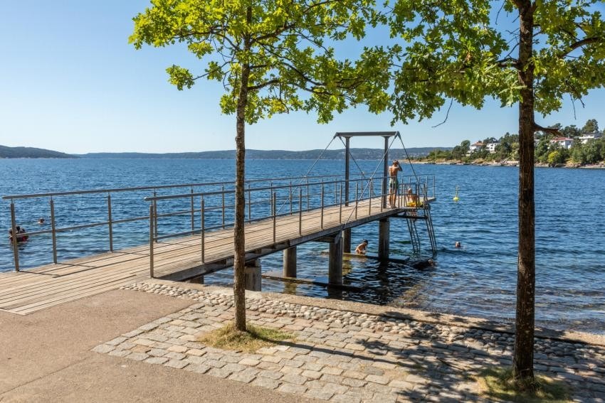 Flere badeplasser i bydeleen, her med Norstrands bad. Galleribilde